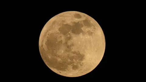 Getty Images Moon rises in Caracas, Venezuela 